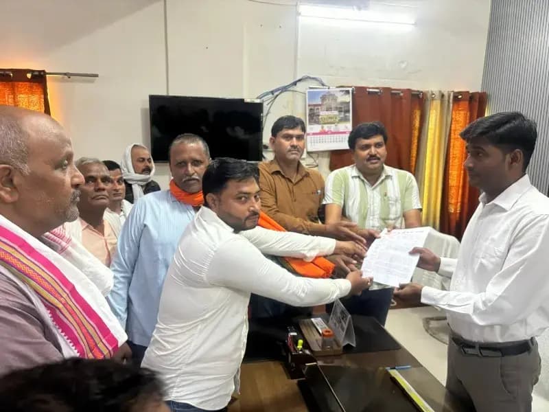 मानसून सत्र में आरटीई एक्ट में संशोधन कर सेवारत शिक्षकों को टीईटी से छूट देने की मांग, चंदौली में सौंपा गया ज्ञापन