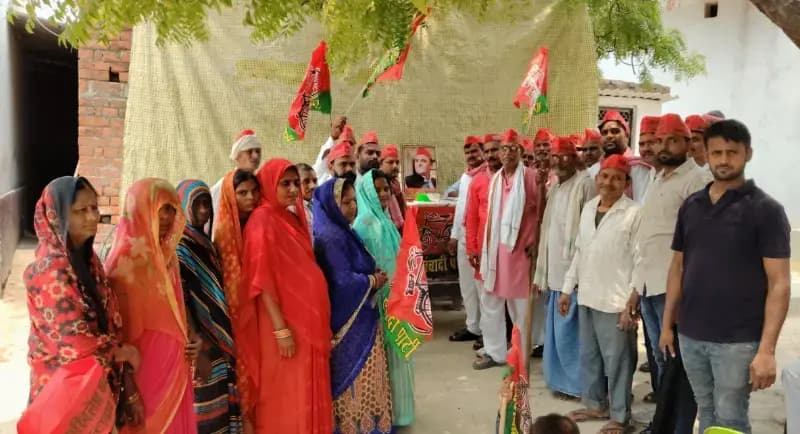 गुरेहूँ में सपा कार्यकर्ताओं ने मनाया अखिलेश यादव का जन्मदिन, काटा केक