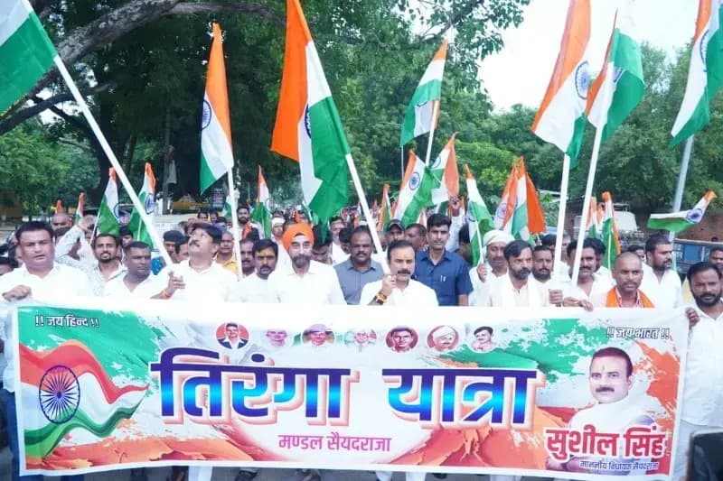 तिरंगा यात्रा में उमड़ा देशभक्ति का सैलाब, भारत माता की जय से गूंजा बाजार