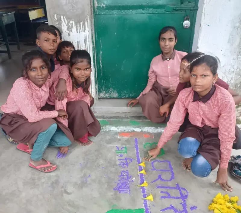 हर घर तिरंगा अभियान के तहत छात्राओं ने बनाई आकर्षक रंगोली