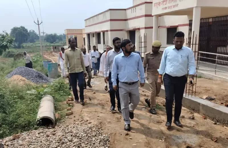 कस्तूरबा की छात्राओं ने बताई समस्या, डीएम ने खेल मैदान व ओपन जिम का दिया निर्देश