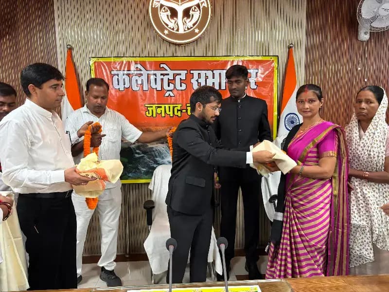 कलेक्ट्रेट में ध्वजारोहण के साथ स्वतंत्रता दिवस समारोह आयोजित
