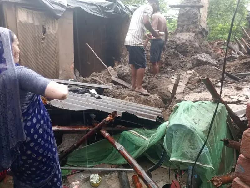बरांव में कच्चा मकान भरभराकर गिरा, गृहस्थी का सामान मलबे में दबा