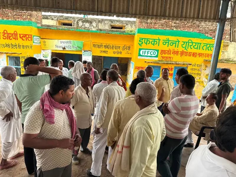 इलिया समिति पर खाद के लिए किसानों की भीड़, पर्याप्त खाद नहीं मिलने से बढ़ी परेशानी