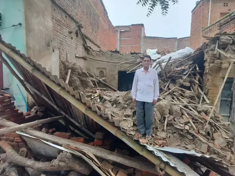 बारिश से खपरैलनुमा कच्चा मकान गिरा, बाल बाल बचे गृहस्वामी