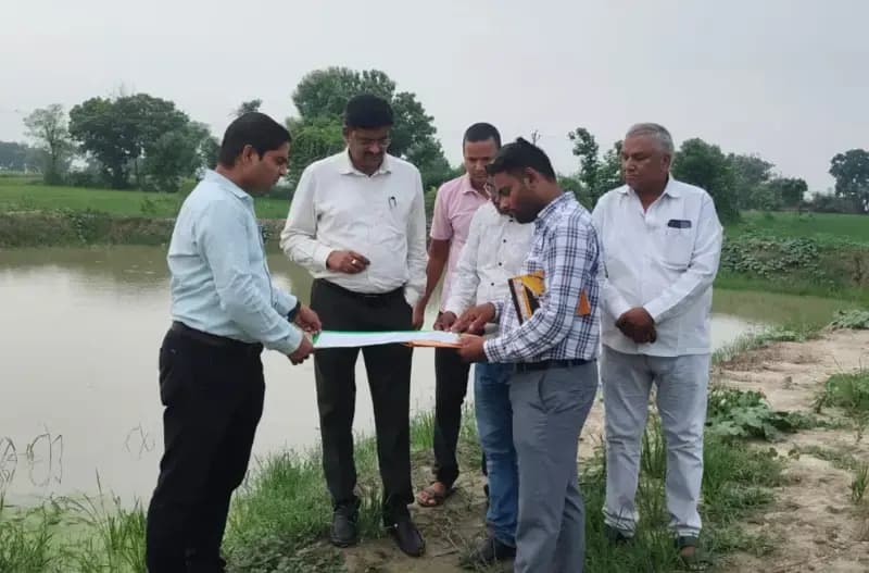 धान की सीधी बुआई और खेत तालाब योजना का अधिकारियों ने किया अवलोकन