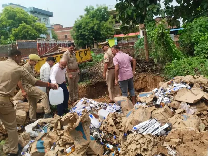 मीरजापुर में 10,234 लीटर अवैध शराब का विनष्टीकरण, 37 मुकदमों से था संबंध