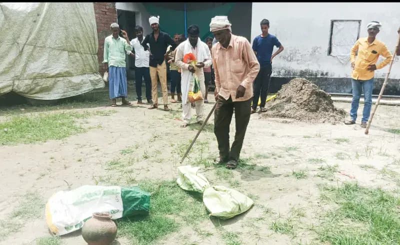 उपले के ढेर में डेरा जमाए नाग-नागिन के जोड़े को सपेरे ने निकाला