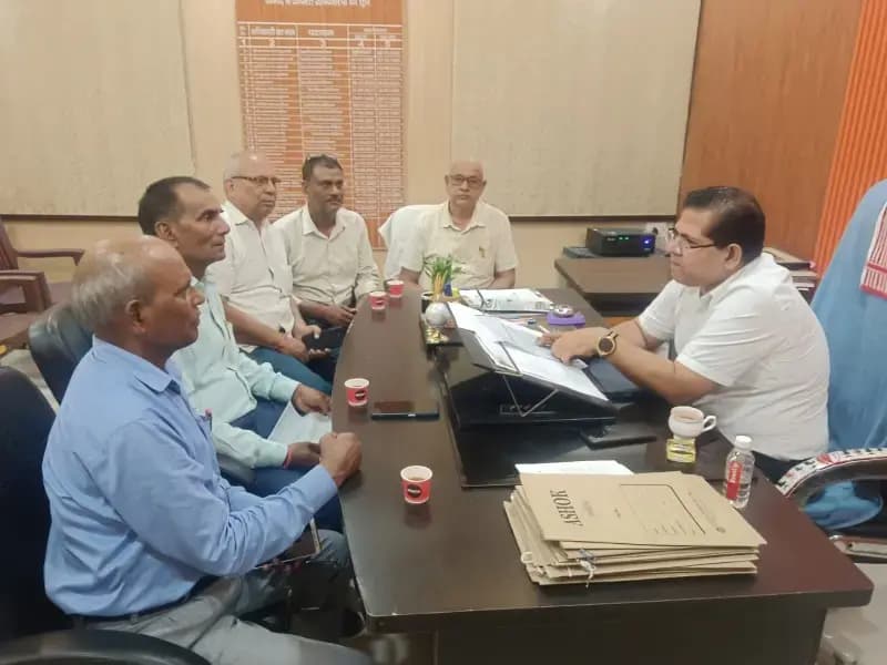 शिक्षकों की समस्याओं के निस्तारण को डीआईओएस से मिला प्रतिनिधिमंडल