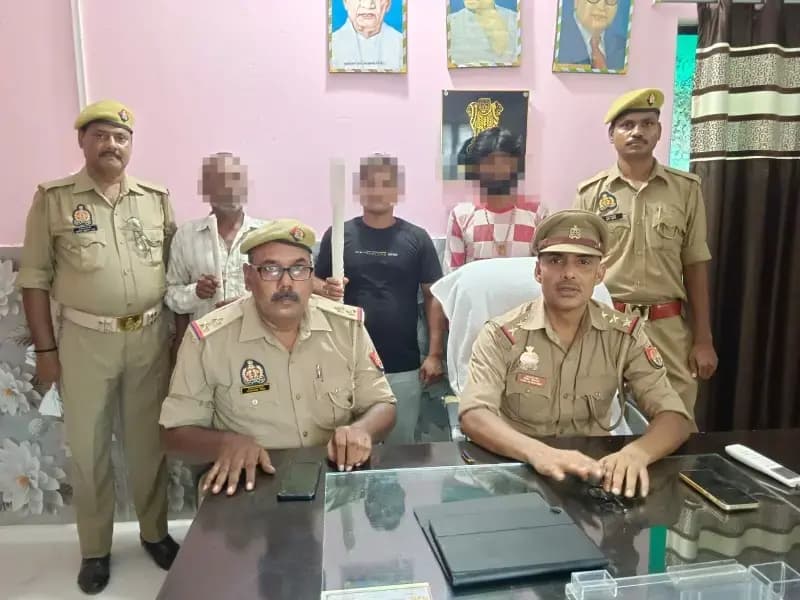हत्या के प्रयास के मामले में तीन आरोपी गिरफ्तार, लाठी-डंडा बरामद