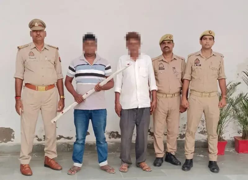 गोबर फेंकने के विवाद में लाठी-डंडे से हमला, हत्या के प्रयास में दो गिरफ्तार