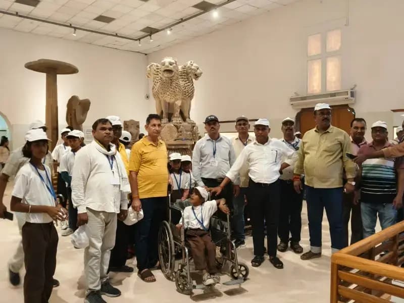 दिव्यांग बच्चों के एक्सपोजर विजिट को केसराज सिंह ने हरी झंडी दिखाकर सारनाथ के लिए किया रवाना