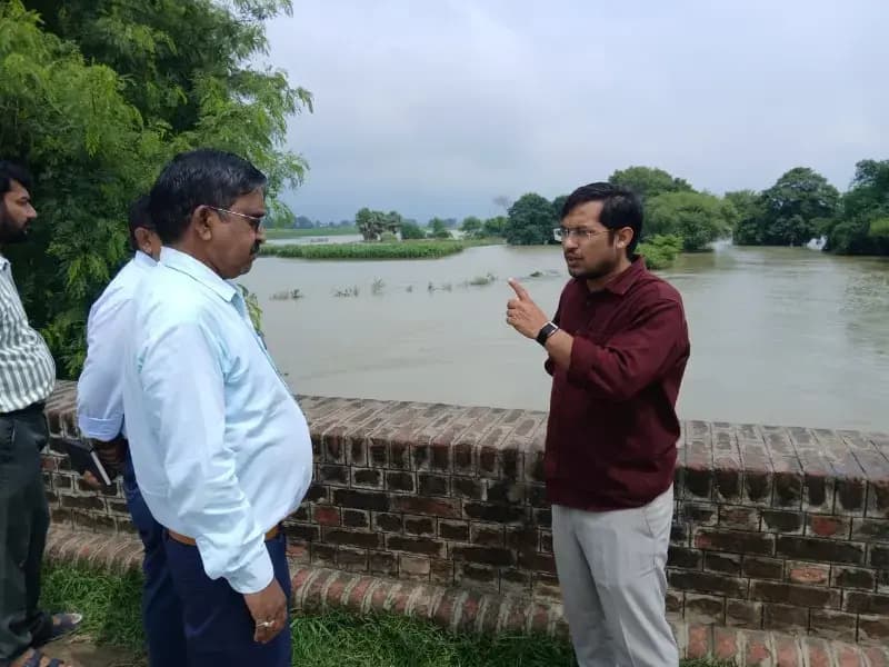 बबुरी में चंद्रप्रभा और गढ़ई नदी का डीएम ने किया निरीक्षण, बाढ़ की स्थिति का लिया जायजा