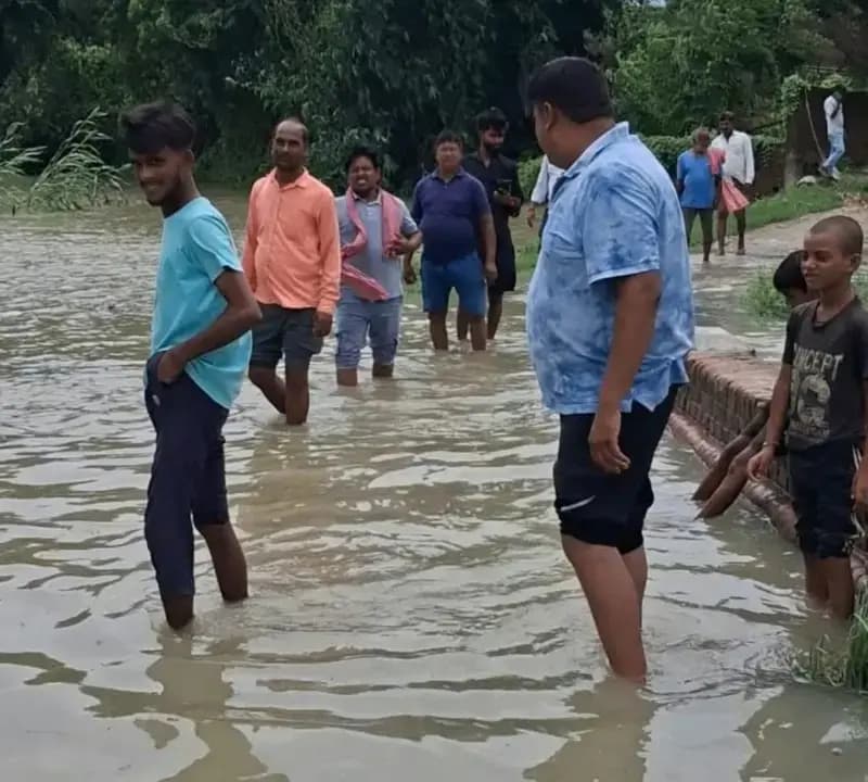 पकड़ी महुअरियां गांव के मुख्य मार्ग पर घुसा बाढ़ का पानी, आवागमन प्रभावित