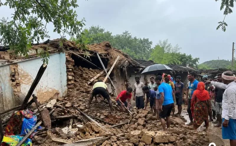 बारिश में दो रिहायशी मकान भरभराकर गिरे, मलबे में दबकर युवती घायल