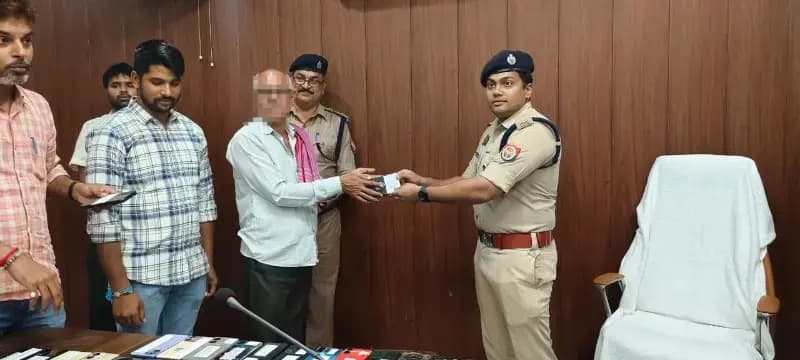 खोए मोबाइल वापस पाकर खिले चेहरे, चंदौली पुलिस ने 101 मोबाइल किए बरामद
