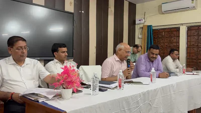 जनगणना के द्वितीय चरण को लेकर फील्ड ट्रेनरों की बैठक, डीएम ने दिए सावधानी से कार्य करने के निर्देश