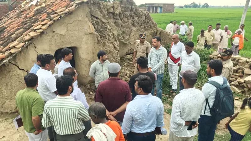 पीड़ितों की चौखट तक पहुंचे डीएम, बारिश प्रभावित गांवों में जाना हाल