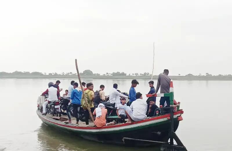 गंगा का जलस्तर कम होते ही नगवा-चोचकपुर घाट पर फिर शुरू हुआ नाव संचालन