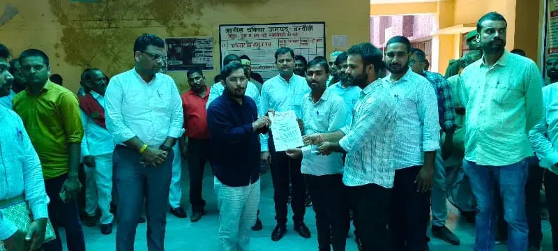 लेखपाल संघ ने मुख्यमंत्री के नाम जिलाधिकारी को सौंपा ज्ञापन
