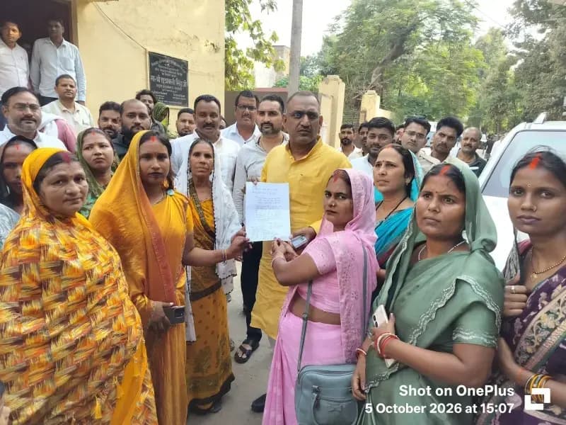 बीएमएम पद से हटाए गए कर्मचारी को पुनः तैनाती की मांग, महिला समूह सखियों ने पूर्व जिला पंचायत अध्यक्ष को सौंपा पत्रक