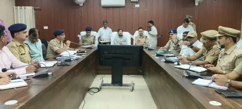 डीएम और एसपी ने पीस कमेटी की बैठक में अधिकारियों को दिए निर्देश, नई परंपरा शुरू करने पर रोक