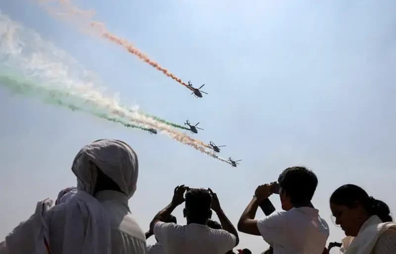 अद्भुत,अकल्पनीय, अविश्वनीय आसमानी एयर शो देख रोमांचित हुए लोग