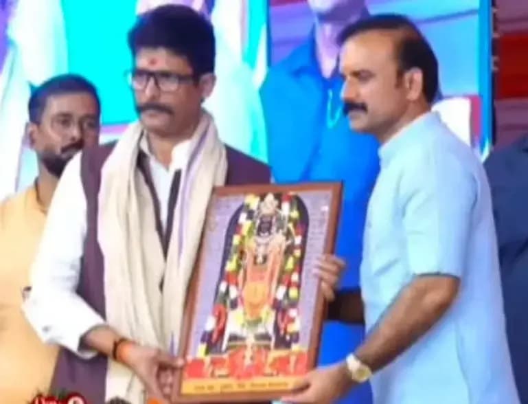 श्रीराम कथा में पहुंचे सपा नेता अंजनी सिंह, विधायक सुशील सिंह ने किया सम्मानित