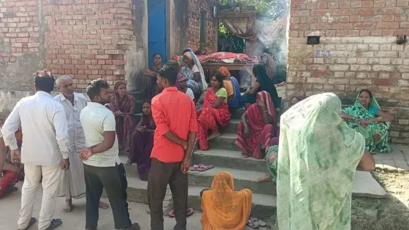 मिट्टी का टीला ढहने से दो महिलाएं दबी,एक की मौत
